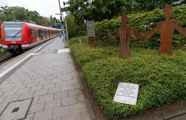 n der S-Bahnstation wurde nach dem Mord an Dominik Brunner ein Denkmal errichtet, auch als Zeichen für Zivilcourage. | Foto: Peter Kneffel/dpa