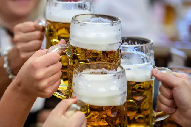 Bier wird in Deutschland seltener getrunken. | Foto: Matthias Balk/dpa (Symbolbild)