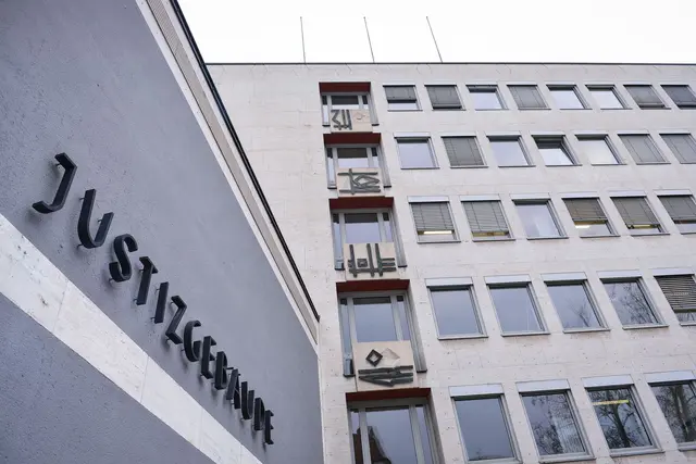 Fünf junge Männer stehen in Aschaffenburg vor Gericht, weil sie ältere Männer mit fingierten Sexkontakten erpresst und diese teils stundenlang festgehalten haben sollen (Symbolbild). | Foto: David-Wolfgang Ebener/dpa