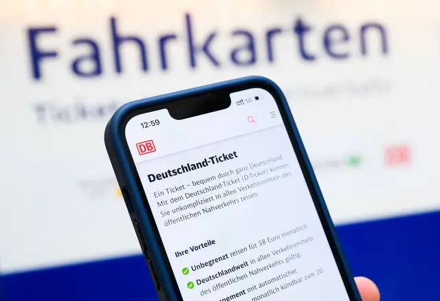 Die Kosten für das D-Ticket sind ein Dauerstreitthema zwischen Bund, Ländern und Kommunen.  | Foto: Julian Stratenschulte/dpa