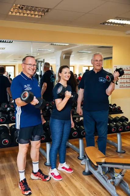 BLSV-Präsident Jörg Ammon, Bayerns Gesundheits- und Präventionsministerin Judith Gerlach und Bayerns Sportminister Joachim Herrmann (v.l.) haben gemeinsam mit Vertretern aus dem Sportbereich das neue Bayerische Sportgesetz und das diesjährige Jahresthema „BavariaMoves – Beweg Dich mit!“ beim ATV 1873 Frankonia Nürnberg vorgestellt.  | Foto: StMGP/Tobias Blaser