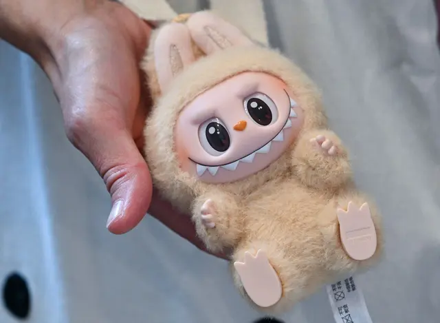 Labubus liegen derzeit voll im Trend.  | Foto: Jens Kalaene/dpa