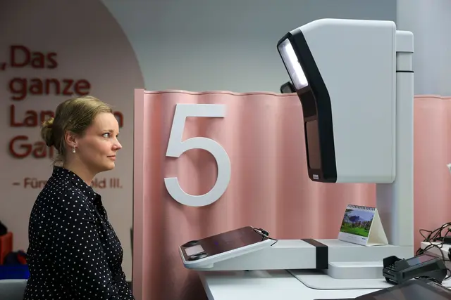 So sehen die neuen Foto-Terminals der Bundesdruckerei aus.  | Foto: Jan Woitas/dpa (Archivbild)