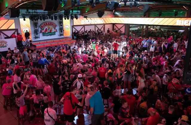 Deutsche Trinkkultur: Der Bierkönig ist im Sommer oft voll - so wie viele Gäste.  | Foto: Clara Margais/dpa (Archivbild)