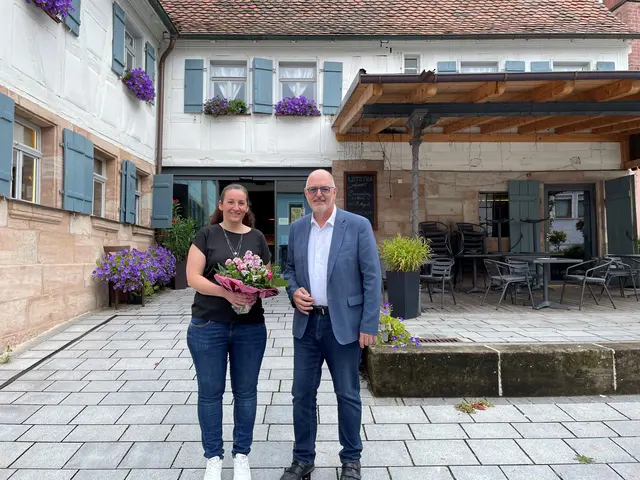 Erster Bürgermeister Thomas Zwingel beglückwünscht Eigentümerin Bianca Wägner zur Auszeichnung mit der Denkmalschutzmedaille 2025. | Foto: Stadt Zirndorf