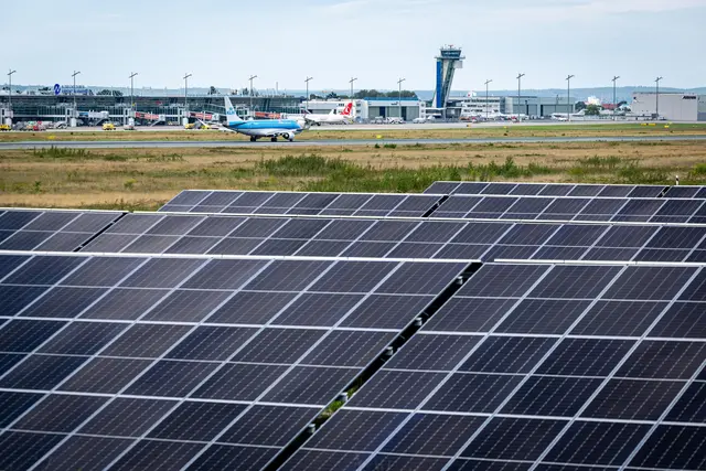 An sonnigen Tagen kann die neue PV-Anlage am Airport Nürnberg 13,4 Megawatt Peak (MWp) erreichen.  | Foto: Daniel Karmann / Airport Nürnberg