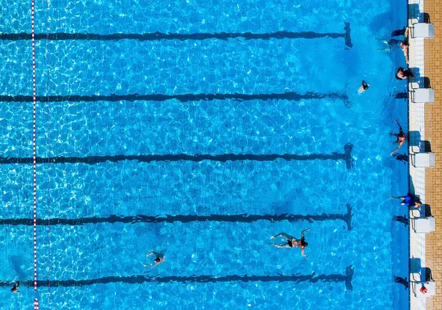 n manch einer Kommune ist für das Schwimmbad kein Geld mehr da. (Archivbild) | Foto: Christoph Reichwein/dpa
