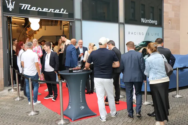 Andrang der geladenen Gäste am neuen Innenstadt-Store in der Kaiserstraße. | Foto: M. Stingl