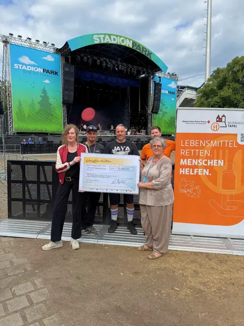 Jutta Münch, Bernhard Chapligin und Michael Pröbster übergeben den Scheck an Edeltraud Rager und Johannes Stieg. | Foto: oh