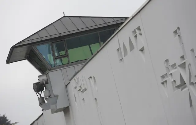 Bei der Durchsuchungsaktion waren Ermittler unter anderem auch in der Justizvollzugsanstalt Stadelheim angerückt. (Archivbild) | Foto: Andreas Gebert/dpa