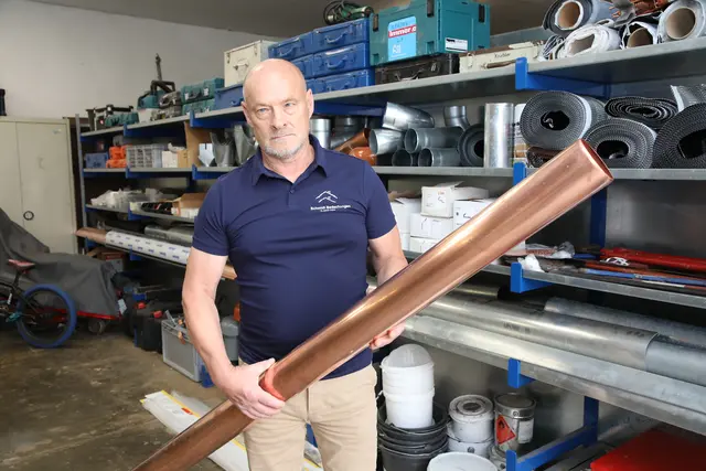 Dachdeckermeister Norbert Jekel-Vatter liebt seinen Beruf, verzweifelt aber an der seiner Meinung nach schikanösen Bürokratie, dem Fachkräftemangel und dem alltäglichen Irrsinn im Job. | Foto: Jürgen Friedrich