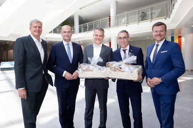 Dr. Thomas Koch (Mitte) mit Messe-CEO Peter Ottmann (li.), Finanzminister Albert Füracker und OB Marcus König.  | Foto: R. Rödel/NürnbergMesse