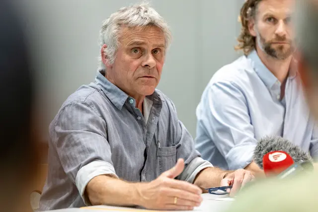 Der Direktor des Nürnberger Tiergartens, Dag Encke, hat nach der Tötung von Pavianen Morddrohungen erhalten. Rechts neben ihm sitzt sein Stellvertreter Jörg Beckmann.  | Foto: Daniel Karmann/dpa