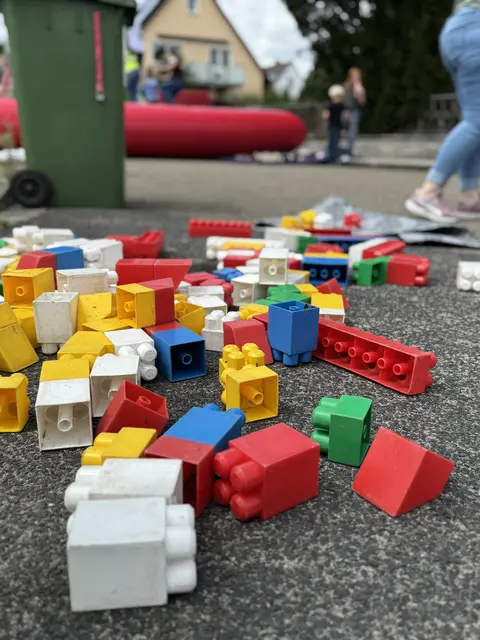 Während der temporären Spielstraße wird die Straße mit allerhand Spielsachen zu einem Spielplatz auf Zeit.  | Foto: Stadt Roth