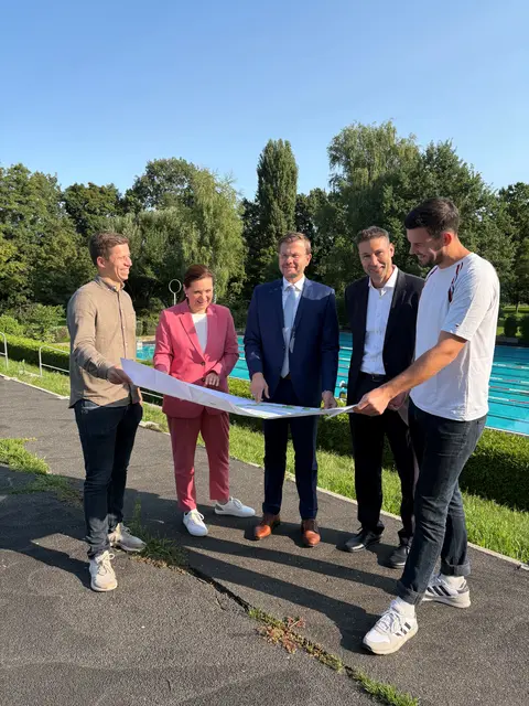 Die Stadt Nürnberg hat das Bauprojekt um das Freibad Bayern 07 am Pulversee erfolgreich für das Bundesprogramm zur Sanierung kommunaler Einrichtungen im Bereich Sport, Jugend und Kultur angemeldet: Julian Gutbrod, stellvertretender Schatzmeister SB Bayern 07, Cornelia Trinkl, Schul- und Sportreferentin, Oberbürgermeister Marcus König, Peter Stempfle, Vorsitzender SB Bayern 07, und Philipp Neubert, Koordinator Gernalsanierung SB Bayern 07 (v.l.).  | Foto: Marc Steinberger / Stadt Nürnberg