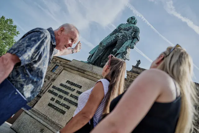 Am Denkmal des Universitätsgründers Markgraf Friedrich. | Foto: © ETM/Florian Trykowski