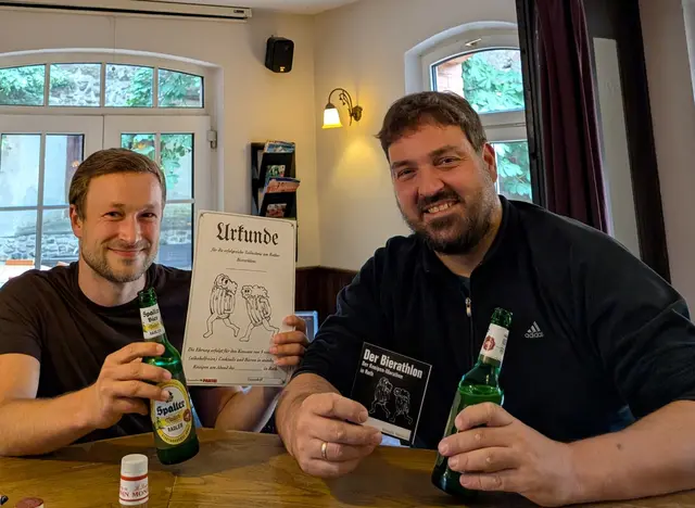 Roths Stadtmarketingbeauftragter Mark Bartholl (rechts) freut sich gemeinsam mit Stadtratsmitglied Martin Winkler über zehn Bars, die in diesem Jahr beim Bierathlon mitmachen.  | Foto: Stadt Roth