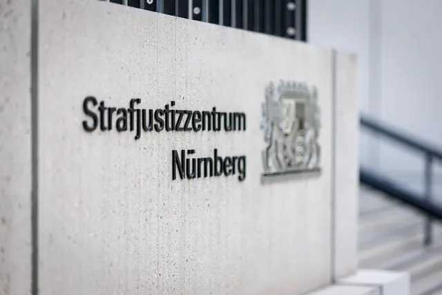 Der mittlerweile 17-Jährige ist von der Jugendkammer des Landgerichts Nürnberg-Fürth wegen Totschlags verurteilt worden. (Symbolbild) | Foto: Daniel Karmann/dpa