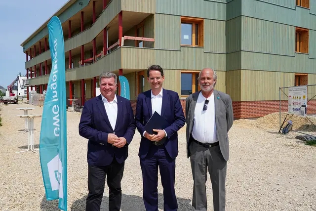Bayerns Bauminister Christian Bernreiter, Dr. jur. Michael Kern, Oberbürgermeister der Stadt Ingolstadt, und Alexander Bendzko, Geschäftsführer der Gemeinnützigen Wohnungsbaugesellschaft Ingolstadt GmbH. (v.l.).  | Foto: StMB