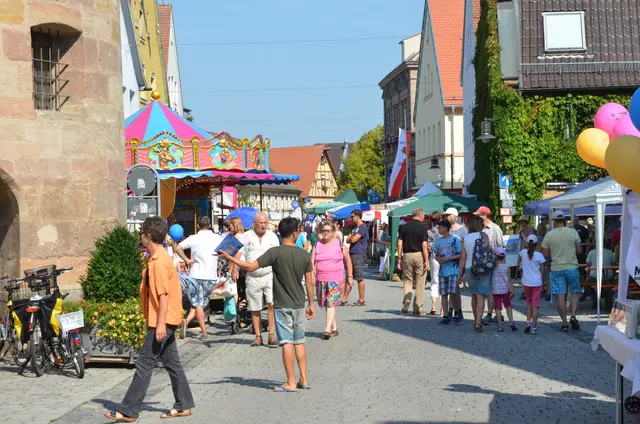 Karusell, Bullriding und viele Spannende Vereine - das Altstadtfest hat einiges zu bieten.  | Foto: Stadt Roth
