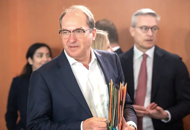 Bundesinnenminister Dobrindt will die Grenzkontrollen vorerst beibehalten. | Foto: © Michael Kappeler/dpa