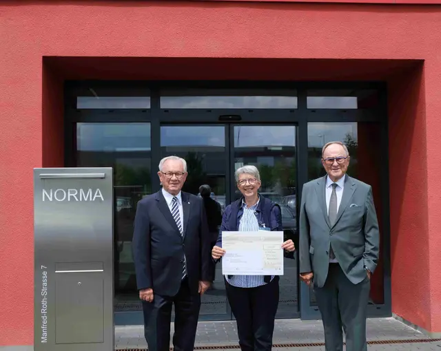 Dorothea Böhle (M.), Evangelische Dienststellenleitung, nahm die Spende für die Seelsorge im Klinikum Nürnberg entgegen. Stiftungsvorstand Dr. Wilhelm Polster (l.) und Stiftungsrat Klaus Teichmann (r.) überreichten die Zuwendungen. | Foto:  © NORMA