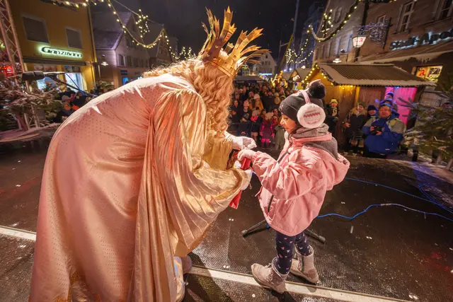 Das Rother Christkind schenkt Freude und ist beliebt bei Groß und Klein. | Foto: Salvatore Giurdanella