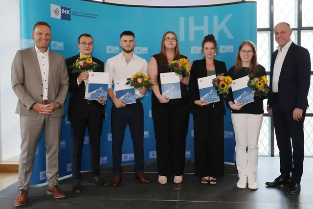 Bürgermeister Jörg Volleth (l.) und IHK-Gremiumsvorsitzender Johannes Hofmann (r.) mit den Prüfungsbesten. | Foto: Kurt Fuchs