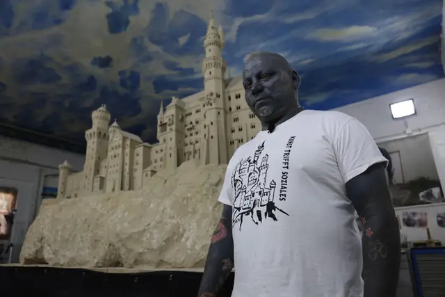 Seit zehn Jahren arbeitet Thomas Doneis an einem Nachbau des Schlosses Neuschwanstein. Jetzt möchte der 57-Jährige sein Lebenswerk für satte 11 Millionen Euro zum Verkauf anbieten. | Foto: Benjamin Müller/dpa