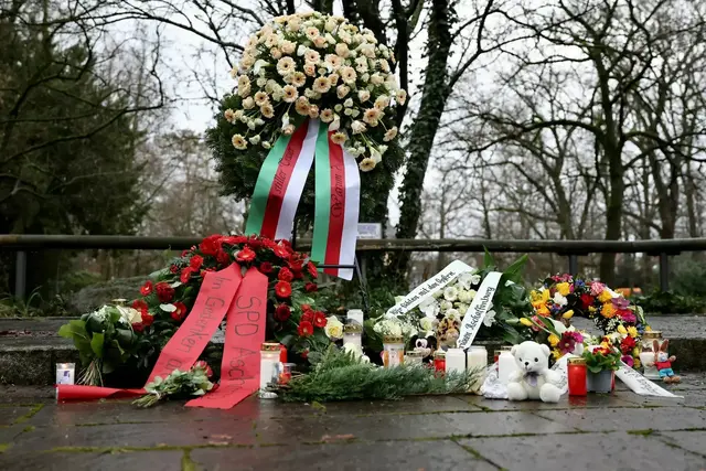 Und wieder haben Menschen Blumen für die Opfer niedergelegt. Dieses Mal unter den Toten auch ein 2-jähriger Junge, der brutal niedergestochen wurde.  | Foto: Daniel Löb/dpa