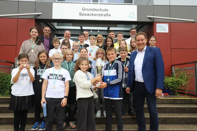 Großer Jubel in der Klasse 4a der Grundschule Seeackerstraße. | Foto: Birgit Gaßner