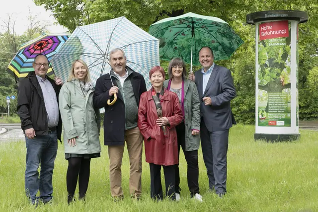 „Bäume für Nürnberg Stiftung“ vor dem Aktionsplakat in der Deutschherrnstraße/ Ecke Willstraße (v.l.) Jobst-Bernd Krebs, neuer Stiftungsleiter, Kerstin Stübs, stellvertretende Stiftungsleitung, Mathias Schmidt, Vorstandsvorsitzender, Margit Grüll, Stiftungsgründerin, Britta Walthelm, Referentin für Umwelt und Gesundheit und Vorstandsmitglied, Christian Vogel, 3. Bürgermeister und stellv. Stiftungsvorstand. | Foto: Giulia Iannicelli