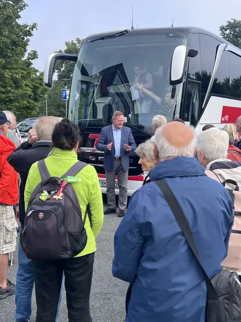 Landrat Bernd Obst begrüßte die knapp 50 Teilnehmerrinnen und Teilnehmer zum Start der diesjährigen Heimattour. | Foto: Roland Beck