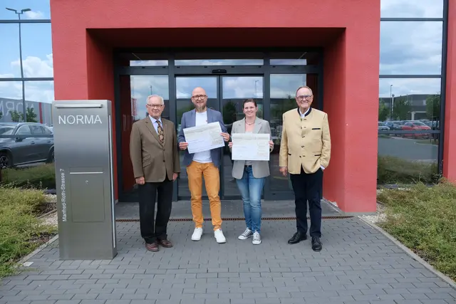 Gesa Hocheder (2. v. r.), Leiterin des Projekts „Chancen für junge Menschen“, und Daniel Horst (2. v. l.), Einrichtungsleiter der Jugendwerkstatt Erlangen, nahmen die Spendenschecks für die Stadtmission Nürnberg und die Diakonie Erlangen entgegen. Stiftungsvorstand Dr. Wilhelm Polster (l.) und Stiftungsrat Klaus Teichmann (r.) überreichten die Zuwendungen persönlich.  
 | Foto: © NORMA