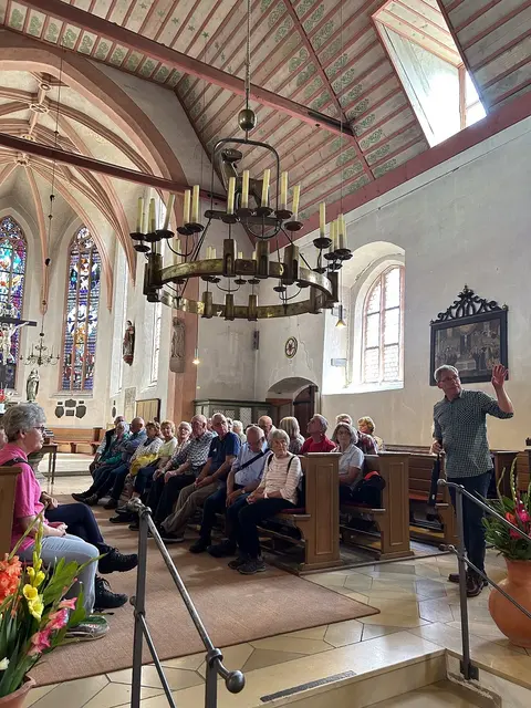 Am Nachmittag führte Kreisheimatpfleger Dr. Liebert durch die Laurentiuskirche in Roßtal. | Foto: Landkreis Fürth