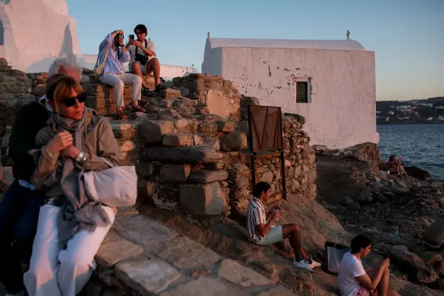 Mittlerweile müssen Touristen auch auf Mykonos 20 Euro Eintritt zahlen. | Foto: Socrates Baltagiannis/dpa (Archivbild)