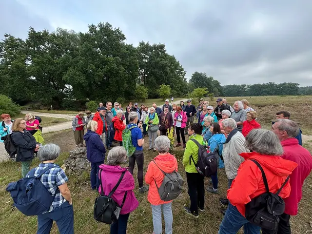 Erste Station war der Hainberg. Hier führte Marion Strupf durch das Naturschutzgebiet. | Foto: Landkreis Fürth