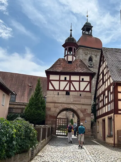 Am Nachmittag führte Kreisheimatpfleger Dr. Liebert durch die Laurentiuskirche in Roßtal.  | Foto: Landkreis Fürth