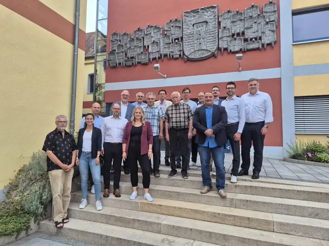 Die Teilnehmer des 16. Wirtschaftsgesprächs vor dem Zirndorfer Rathaus. | Foto: Stadt Zirndorf