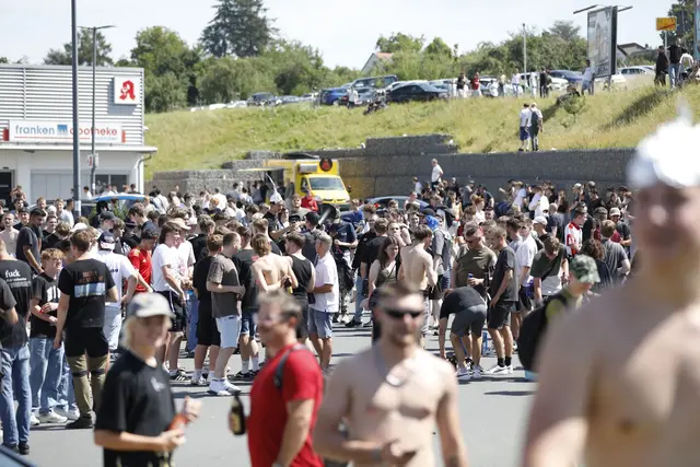 Tausende Menschen haben sich laut Polizei in und um Altschauerberg in Mittelfranken versammelt - sogenannte Hater des Youtubers «Drachenlord». | Foto: David Oßwald/NEWS5/dpa