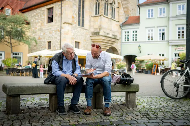 Die Urkunde war ein Zufallsfund und sorgt nun für Diskussionen - Martin Sladeczek (rechts) im Gespräch mit Karl Heinemeyer.
 | Foto:  Jacob Schröter/dpa