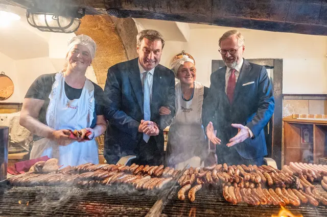 Die «Wurstkuchl» lockt nicht nur Bratwurstfan Markus Söder (CSU) an. ( | Foto:  Armin Weigel/dpa