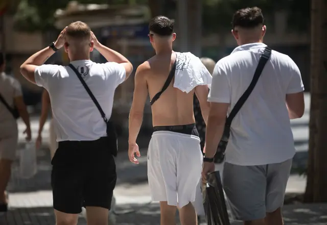 Angesagt bei jungen Männern: das klassische weiße T-Shirt. Aber auch: zeigen, was man hat. Blanke Brust? Tattoos? Waschbrettbauch? | Foto: Clara Margais/dpa (Archivbild)