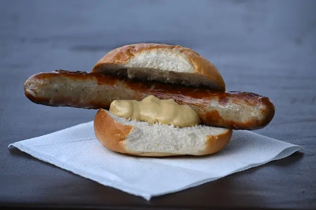 Wann und wo gab es die erste Bratwurst? Eine Urkunde könnte darüber Aufschluss geben. | Foto: Martin Schutt/dpa
