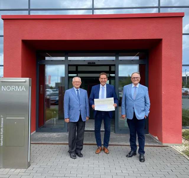 Markus Braun (M.), Zweiter Bürgermeister sowie Referent für Schule, Bildung, Sport und Gesundheit, nahm die Spende für die Stadt Fürth entgegen. Stiftungsvorstand Dr. Wilhelm Polster (l.) und Stiftungsrat Klaus Teichmann (r.) überreichten die Zuwendung persönlich. | Foto: © NORMA 