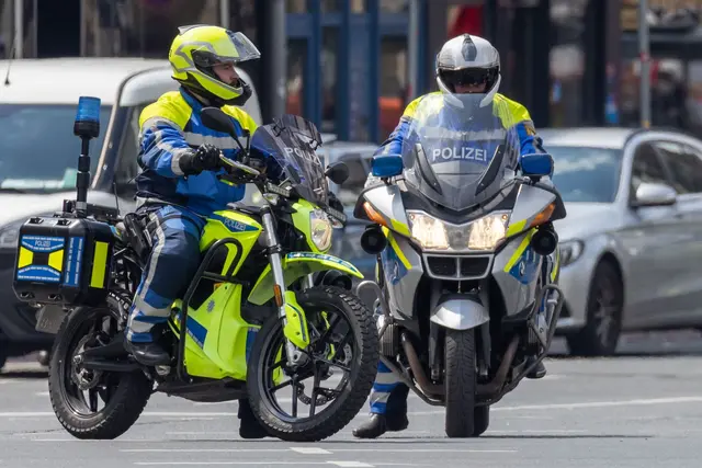 Bereits vorher hatte die Polizei in Nürnberg Elektromotorräder getestet.  | Foto: Daniel Karmann/dpa