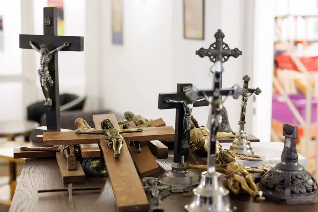 Ein 1,50 Meter großes Kruzifix im Eingangsbereich eines Gymnasiums hat zwei Schülerinnen gestört - und hätte deshalb laut Gericht abgehängt werden müssen (Symbolbild). | Foto: Friso Gentsch/dpa