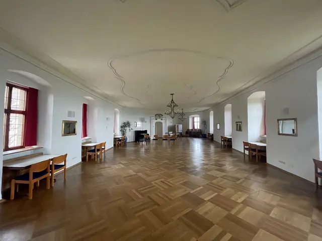 Während der Sanierung des Dachtragwerks der Burg Hoheneck wurde auch die Decke des darunterliegenden Rittersaals vollständig überarbeitet. | Foto: Stadt Nürnberg / Hochbauamt
