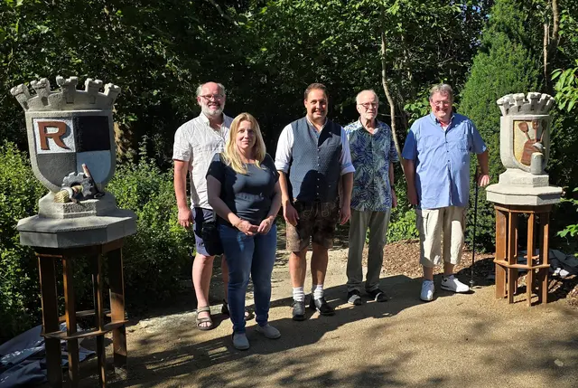 Die restaurierten Brauerei-Stelen schmücken nun die Grünfläche am Ortseingang von Kauernhofen. Von links: Steinmetz- und Bildhauermeister Herbert Weißmüller sowie Restauratorin Swenja Simon-Huf, Roths Erster Bürgermeister Andreas Buckreus, Werner Tapprich (fruheres Mitglied des Stadtrates) und Jens Titze (Vorsitzender der Eigentümergemeinschaft der Wohnungen auf dem ehemaligen Areal der Stadtbrauerei Roth). | Foto: Stadt Roth