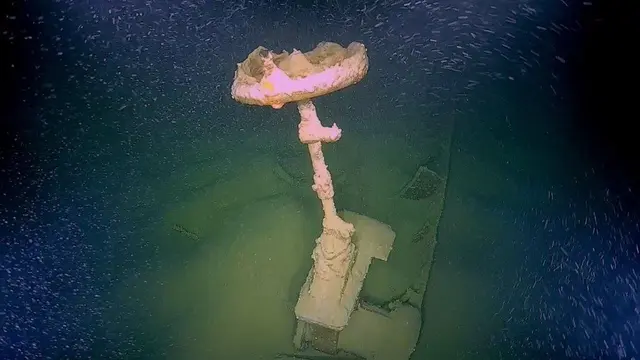 Handrad eines Schaufelraddampfers auf dem Grund des Bodensees.  | Foto: Marcel Edel/LAD im RPS/ISF der LUBW/dpa